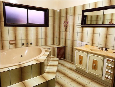 Thomastown Antique House En-suite Room - Tourism Noosa 1