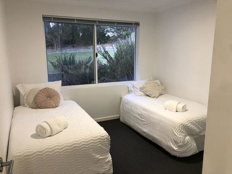 Three Bedroom, Two Bathroom Family Home - Tourism Noosa 3