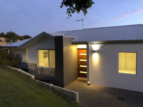 Three Bedroom, Two Bathroom Family Home - Tourism Noosa 0