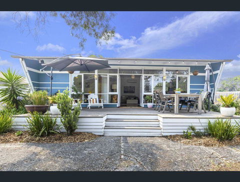 Toot Toot ! 50s Classic Beach House With Bungalow - Tourism Noosa 0