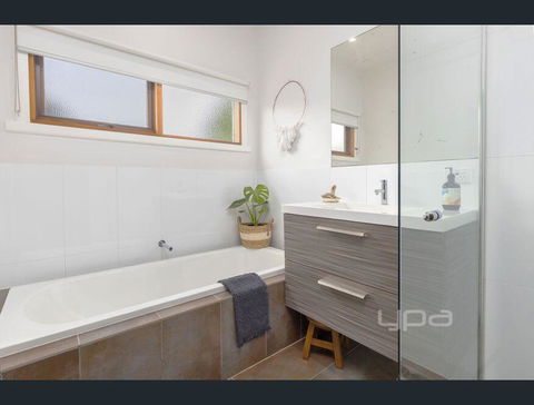 Toot Toot ! 50s Classic Beach House With Bungalow - Tourism Noosa 1