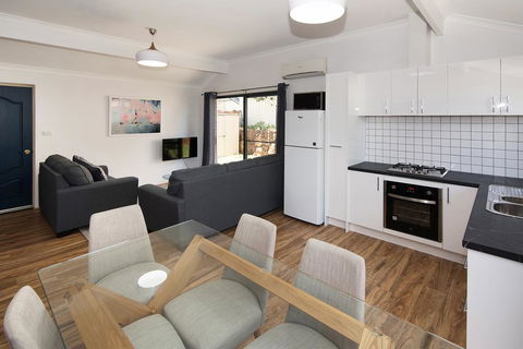 Tootys Place - Tourism Noosa 0