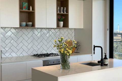 Top Floor Views, Yarraville, 2 Bedroom, 2bathroom - Tourism Noosa 1