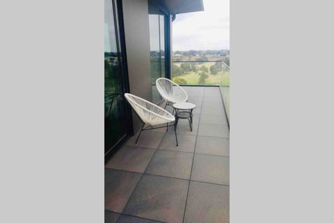 Top Floor Views, Yarraville, 2 Bedroom, 2bathroom - Tourism Noosa 0