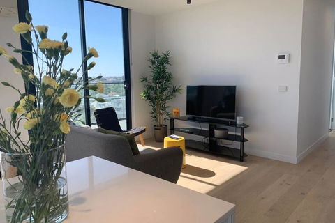Top Floor Views, Yarraville, 2 Bedroom, 2bathroom - Tourism Noosa 2