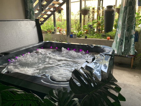 Tranquil Spa Retreat - Tourism Noosa 1