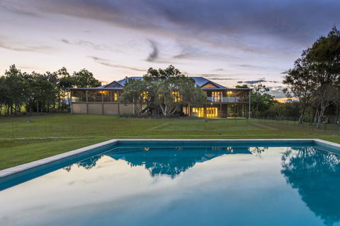 TRANQUILO BEACH HOUSE - Tourism Noosa 0