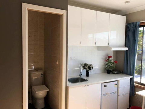 Traveler's Affordable Studio Unit (Beverly Hills) - Tourism Noosa 0