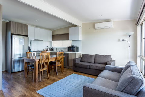 Upstairs Cottage On Beachurst - Tourism Noosa 3