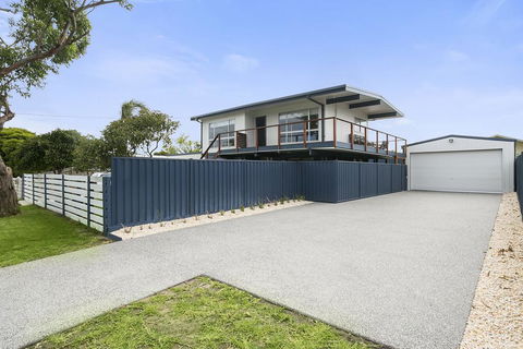 Upstairs Cottage On Beachurst - Tourism Noosa 1