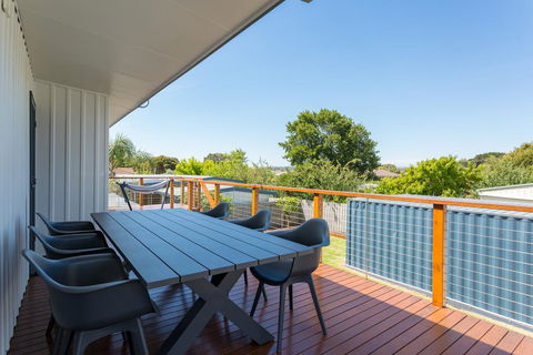 Upstairs Cottage On Beachurst - Tourism Noosa 0