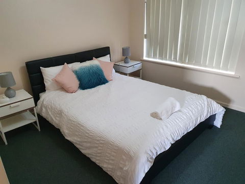 Value 2 Bed Villa Close To QEH + Airport + City + Beach - Tourism Noosa 0