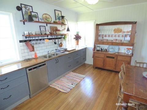 Victoria House - Tourism Noosa 2