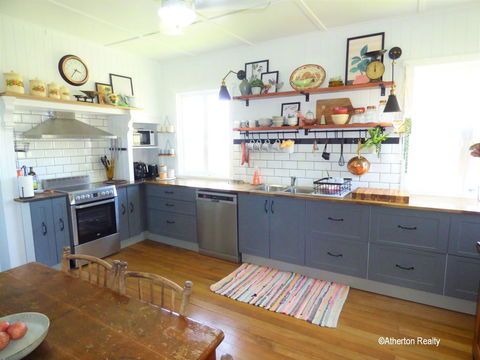 Victoria House - Tourism Noosa 1