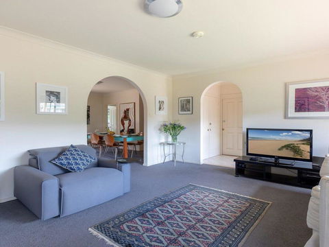 Walling-Clifton Gardens - Backing Onto Golf Course - Tourism Noosa 2