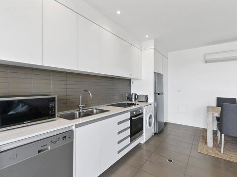 WATERFRONT SEVEN - In The Heart Of Lorne - Tourism Noosa 1