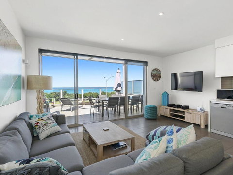 WATERFRONT SEVEN - In The Heart Of Lorne - Tourism Noosa 3