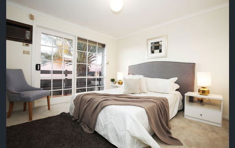 The Gallery Hours - Tourism Noosa 0