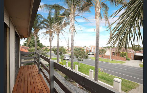 The Gallery Hours - Tourism Noosa 8