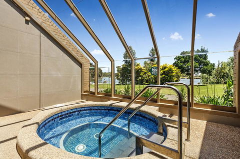 Lakeside Country Club - Tourism Noosa 1