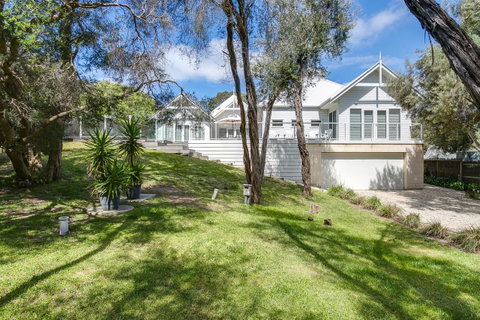 Perfect Blairgowrie Beach House - Tourism Noosa 2