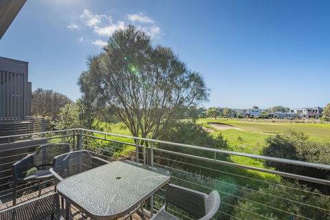 Stylish 3 Bedroom Townhouse - Free Parking - Tourism Noosa 13
