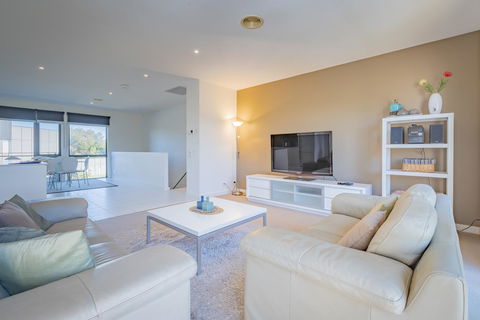 Stylish 3 Bedroom Townhouse - Free Parking - Tourism Noosa 1