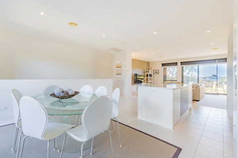 Stylish 3 Bedroom Townhouse - Free Parking - Tourism Noosa 14