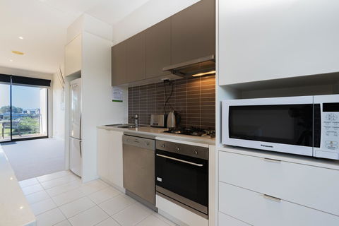 Stylish 3 Bedroom Townhouse - Free Parking - Tourism Noosa 10