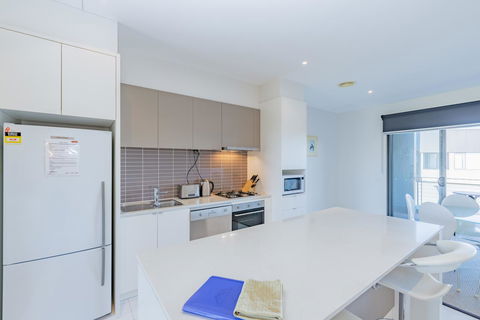 Stylish 3 Bedroom Townhouse - Free Parking - Tourism Noosa 11