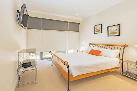 Stylish 3 Bedroom Townhouse - Free Parking - Tourism Noosa 19