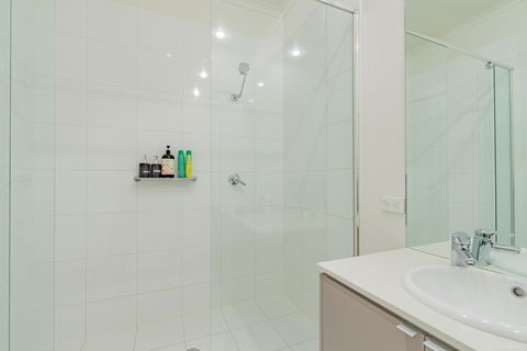 Stylish 3 Bedroom Townhouse - Free Parking - Tourism Noosa 17