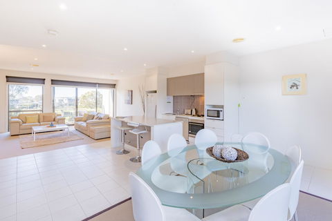 Stylish 3 Bedroom Townhouse - Free Parking - Tourism Noosa 2