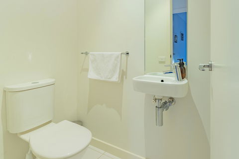 Stylish 3 Bedroom Townhouse - Free Parking - Tourism Noosa 22