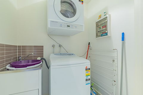 Stylish 3 Bedroom Townhouse - Free Parking - Tourism Noosa 21