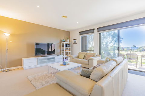 Stylish 3 Bedroom Townhouse - Free Parking - Tourism Noosa 9