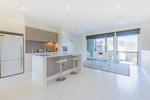Stylish 3 Bedroom Townhouse - Free Parking - Tourism Noosa 3