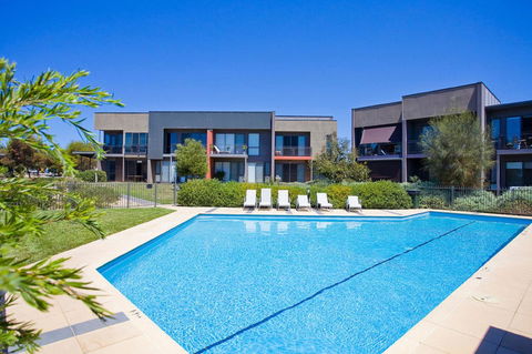 Stylish 3 Bedroom Townhouse - Free Parking - Tourism Noosa 5