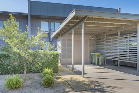 Stylish 3 Bedroom Townhouse - Free Parking - Tourism Noosa 24
