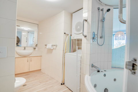 Grand Palais Boolarong Beachside Apartments - Tourism Noosa 5