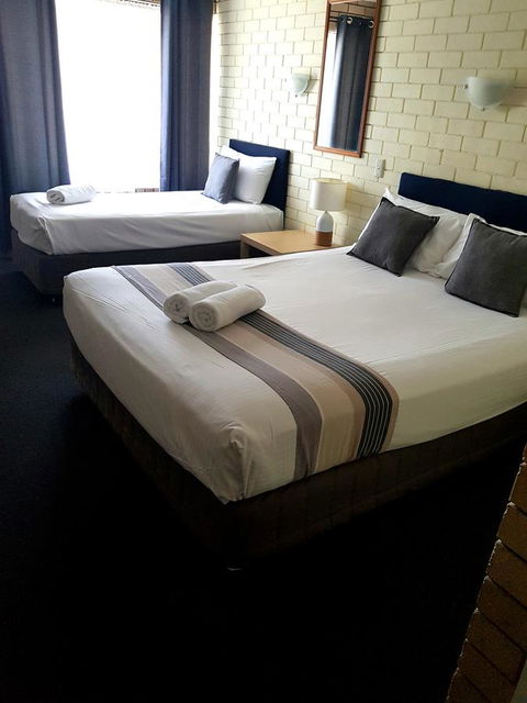 Twin Pines Motel - Tourism Noosa 3