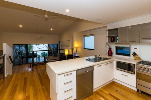 Shorelines - Tourism Noosa 23