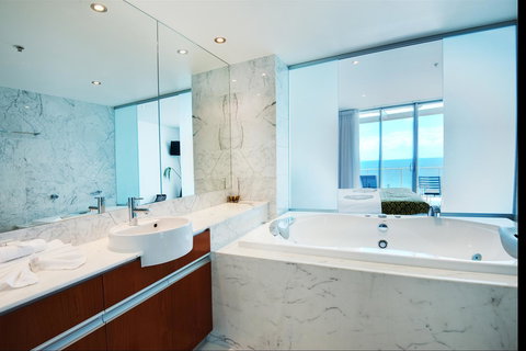 Reflections Tower Two - Tourism Noosa 2