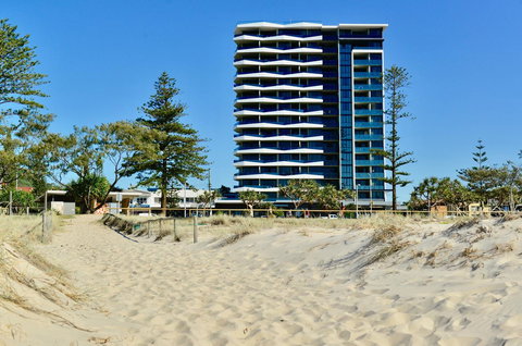 Iconic Kirra Beach Resort - Tourism Noosa 7
