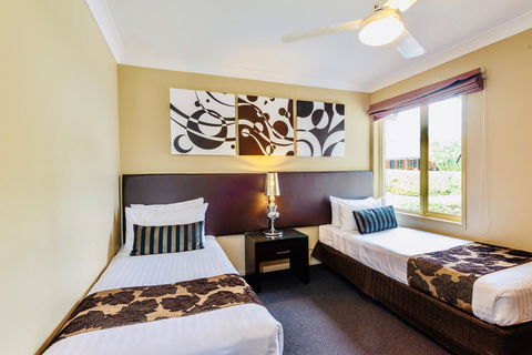 Ambassador On Ruthven - Tourism Noosa 24