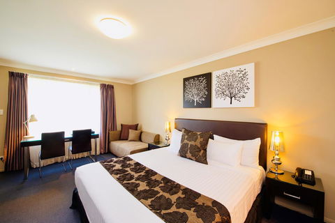 Ambassador On Ruthven - Tourism Noosa 0