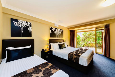 Ambassador On Ruthven - Tourism Noosa 1