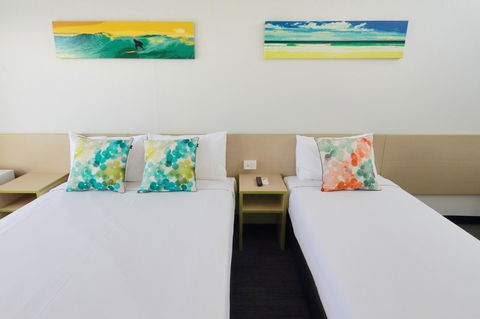 Palm Beach Hotel - Tourism Noosa 1