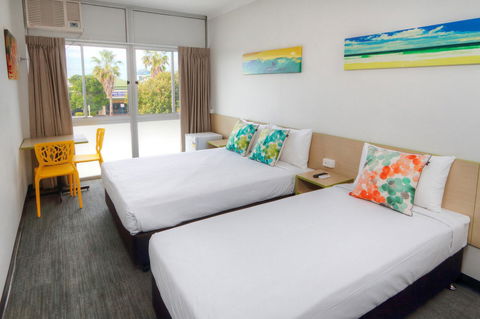 Palm Beach Hotel - Tourism Noosa 0