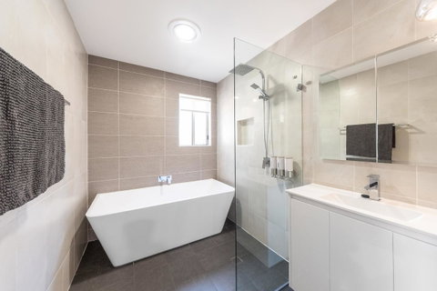 Waterfront Theme Park Getaway - Tourism Noosa 11